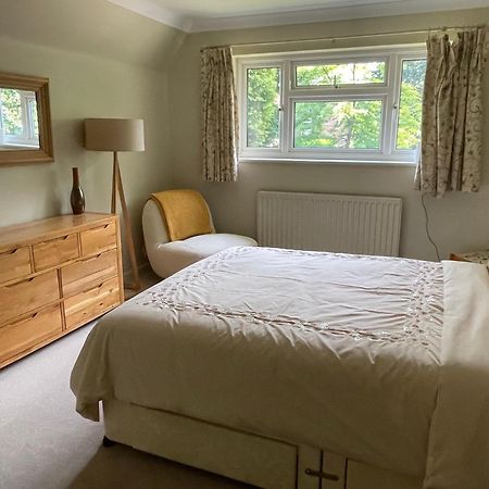 Charming Bournemouth House With Beautiful Spacious Gardens, 5 Min Drive To Beaches, Free Parking For 2-3 Cars מראה חיצוני תמונה