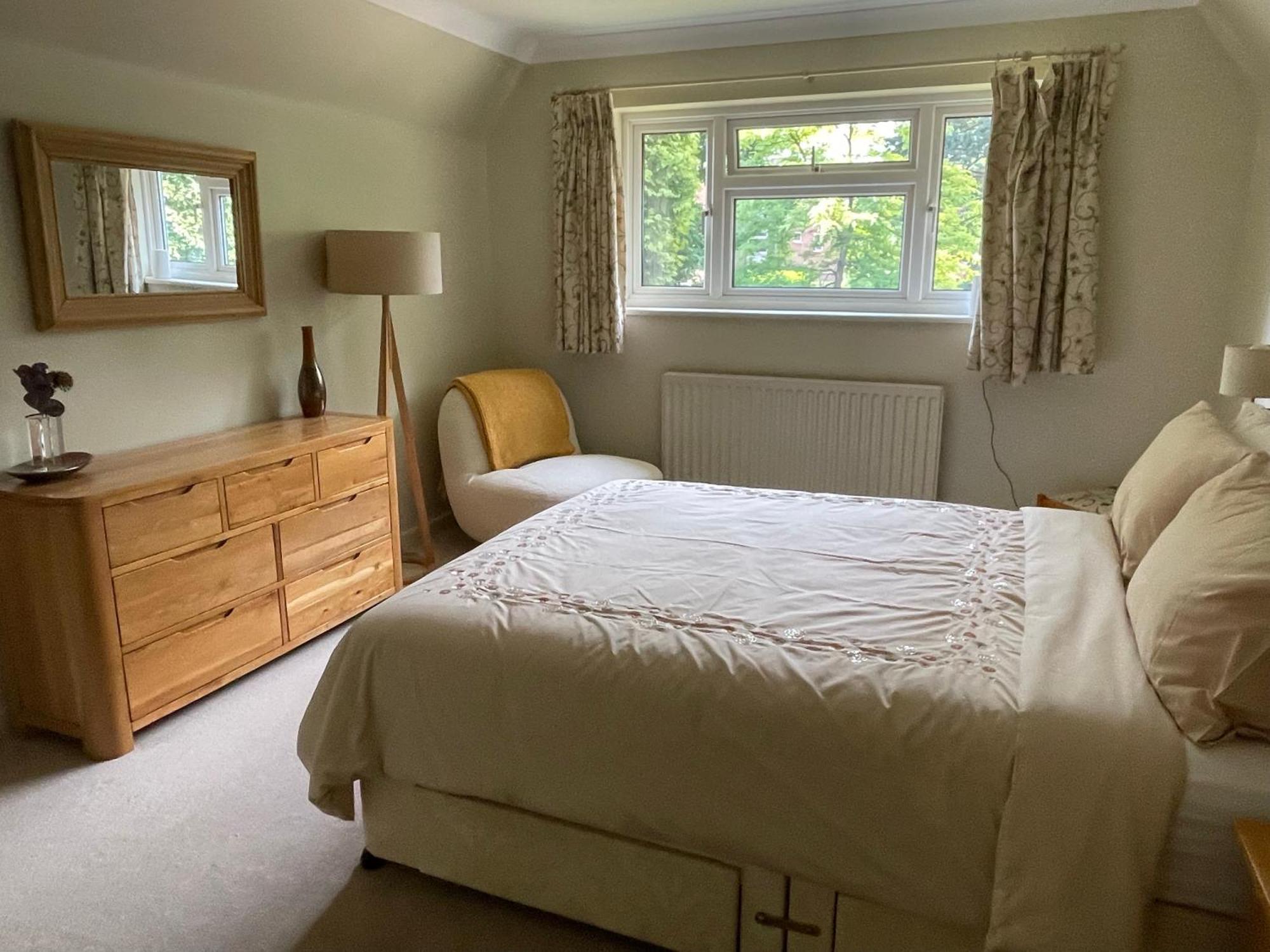 Charming Bournemouth House With Beautiful Spacious Gardens, 5 Min Drive To Beaches, Free Parking For 2-3 Cars מראה חיצוני תמונה
