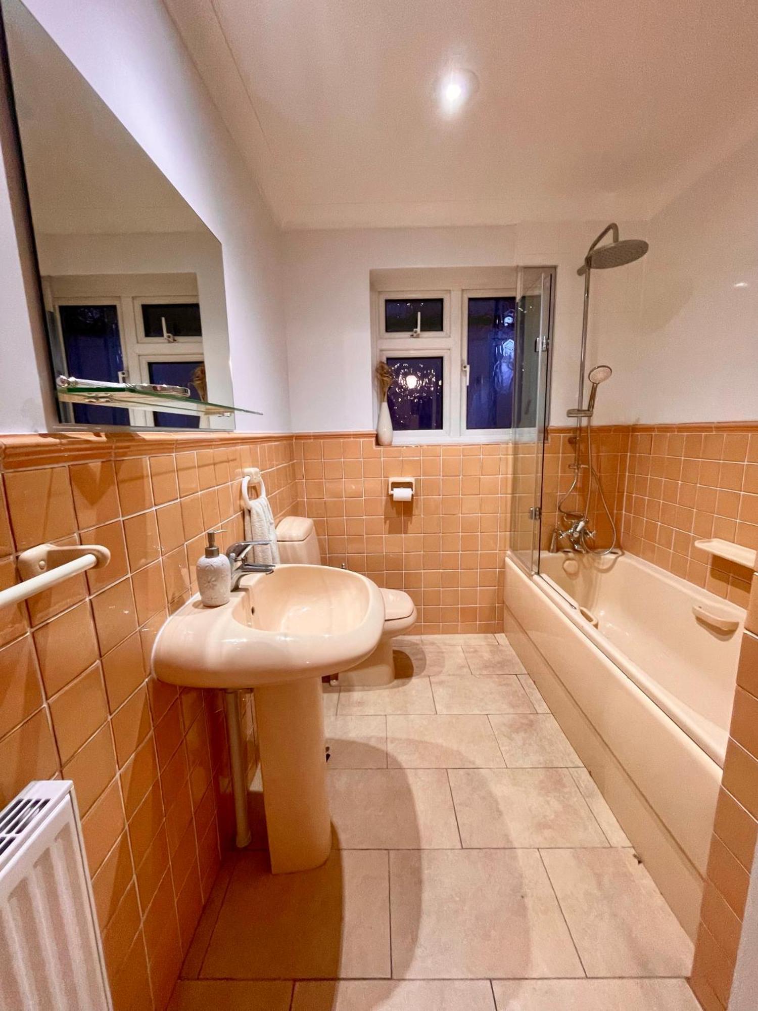 Charming Bournemouth House With Beautiful Spacious Gardens, 5 Min Drive To Beaches, Free Parking For 2-3 Cars מראה חיצוני תמונה