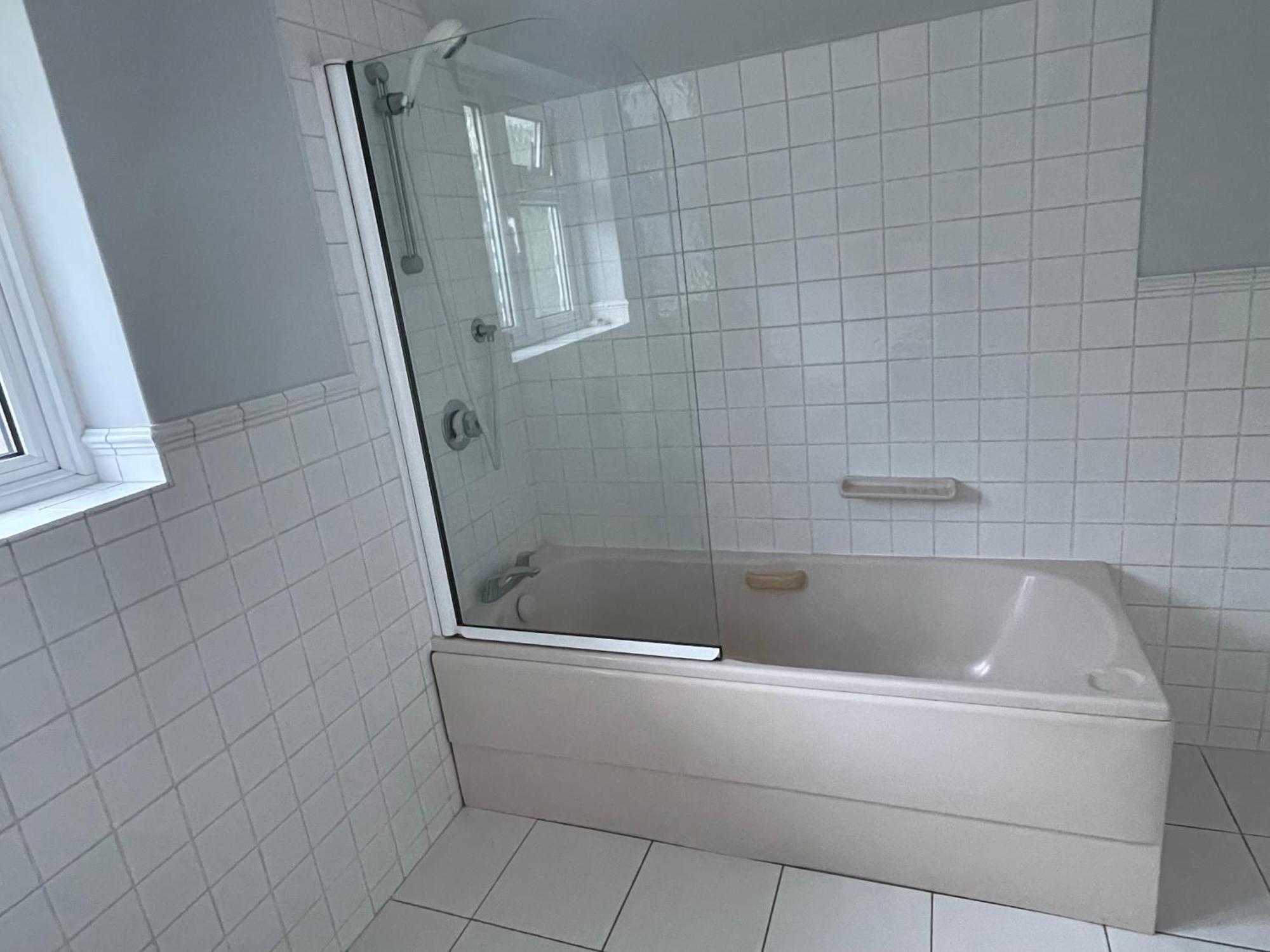 Charming Bournemouth House With Beautiful Spacious Gardens, 5 Min Drive To Beaches, Free Parking For 2-3 Cars מראה חיצוני תמונה