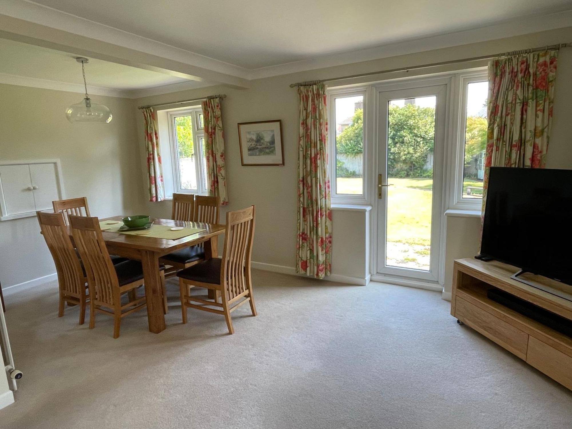 Charming Bournemouth House With Beautiful Spacious Gardens, 5 Min Drive To Beaches, Free Parking For 2-3 Cars מראה חיצוני תמונה