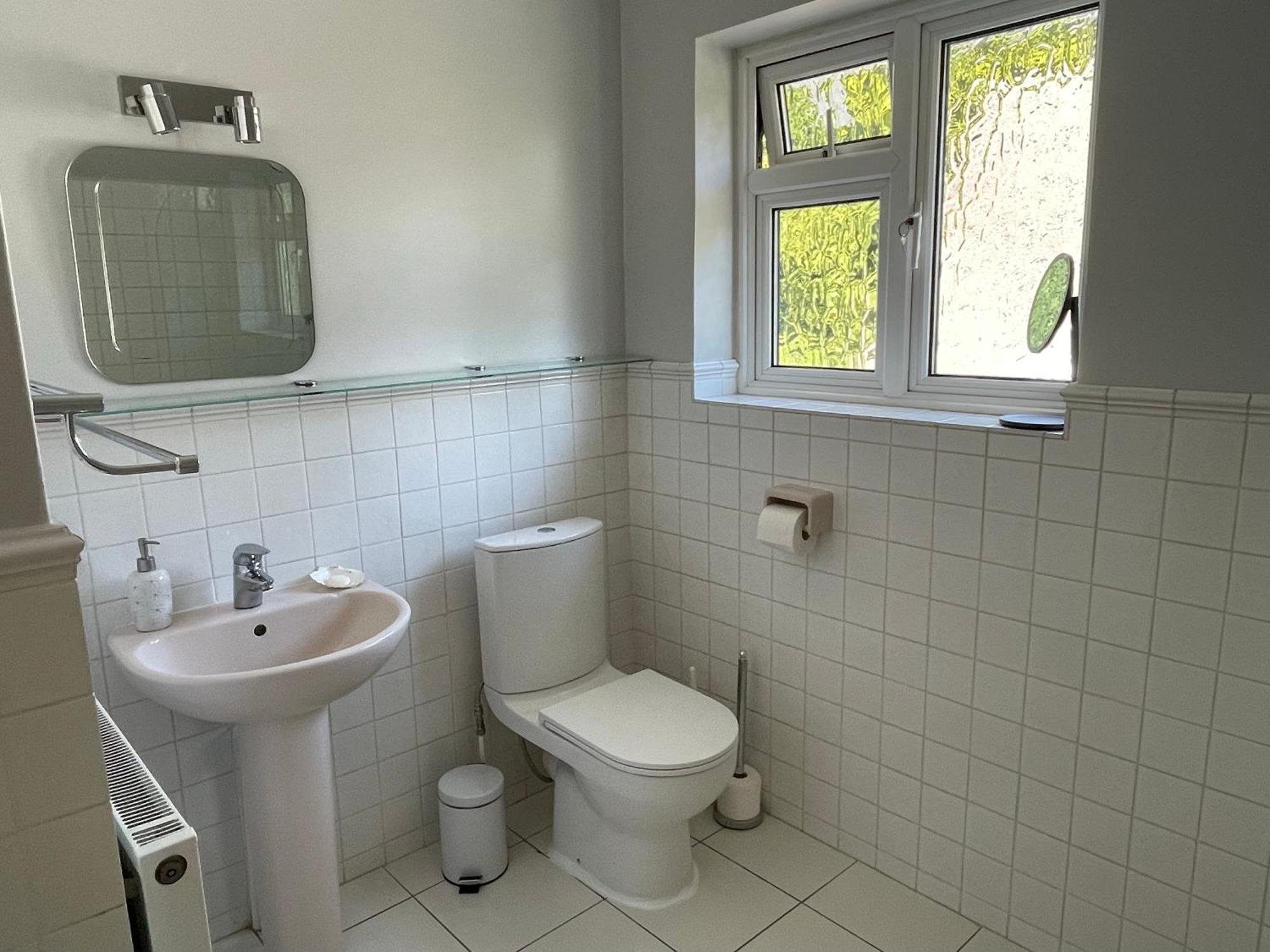 Charming Bournemouth House With Beautiful Spacious Gardens, 5 Min Drive To Beaches, Free Parking For 2-3 Cars מראה חיצוני תמונה