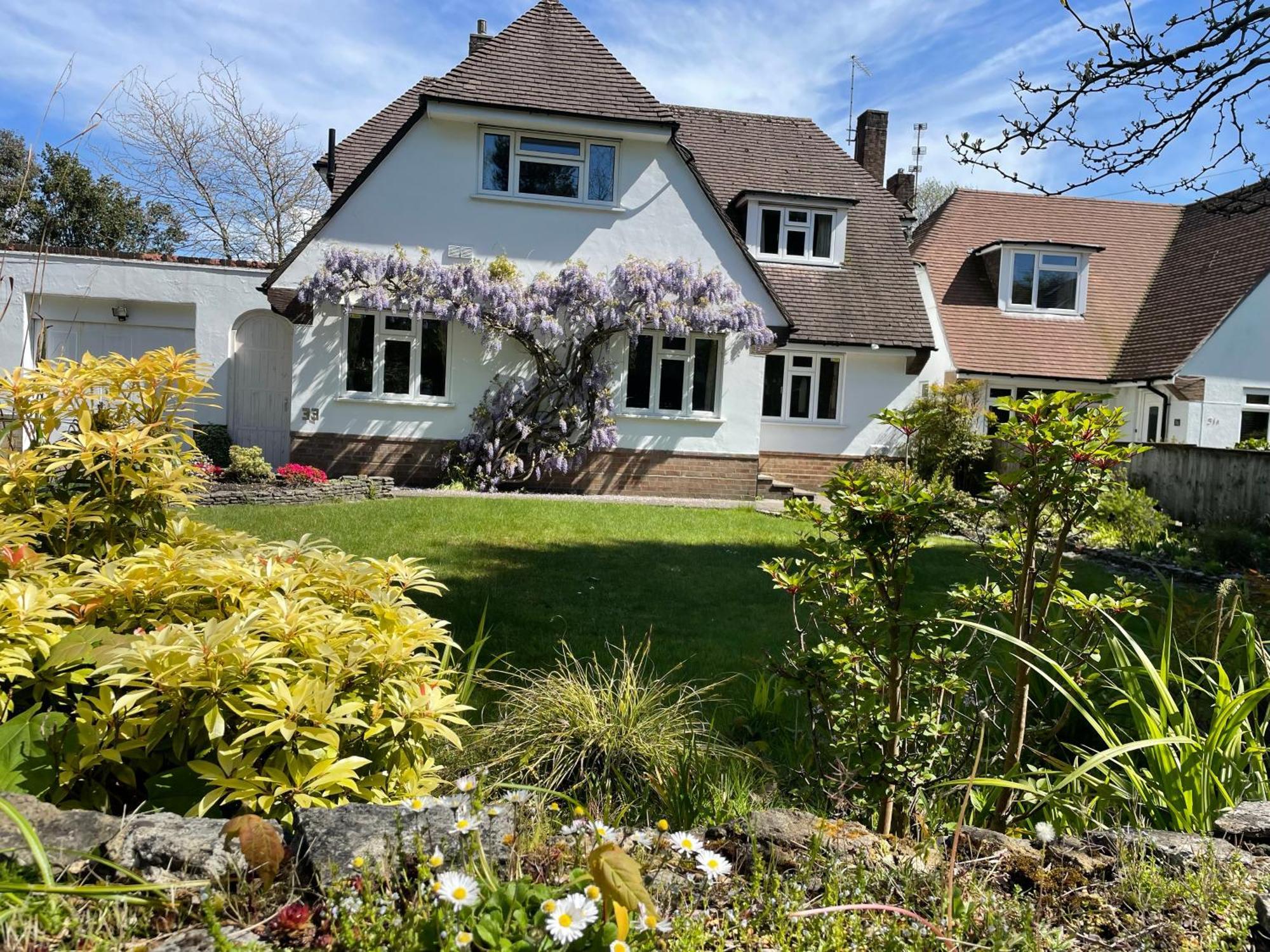 Charming Bournemouth House With Beautiful Spacious Gardens, 5 Min Drive To Beaches, Free Parking For 2-3 Cars מראה חיצוני תמונה
